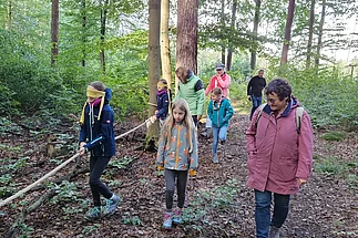 Kinder- & Jugend Kinder bei einer Wanderung